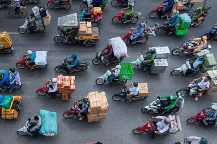 Nội dung: Mùa hè đang đầy vui vẻ với những xu hướng mới, và Huda Ice Twist đang chinh